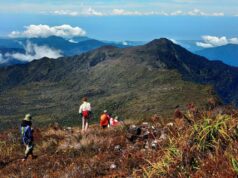 Puncak Leuser di kejauhan