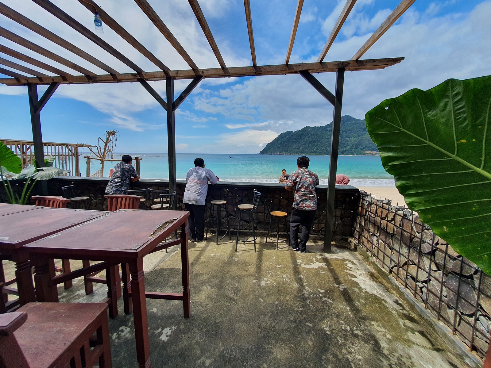 Pemandangan laut dari restoran tepi pantai