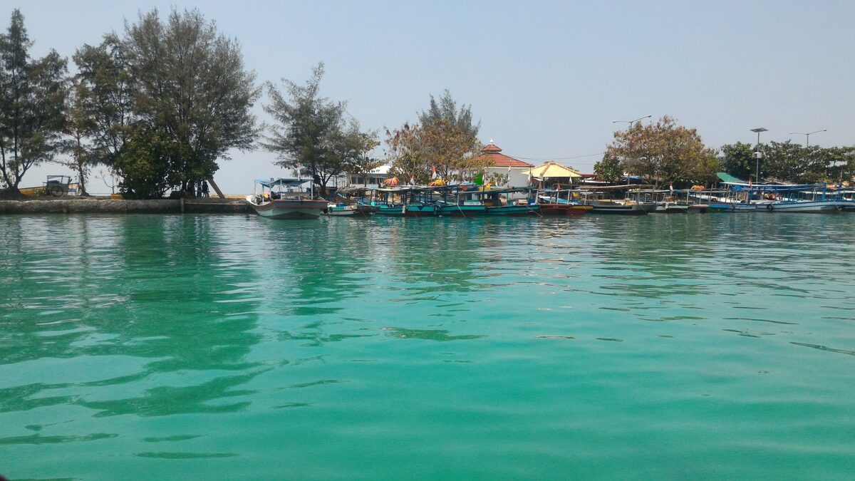 Suasana Tenangnya Pulau Kelapa