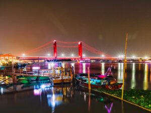 Pemandangan jembatan di malam hari