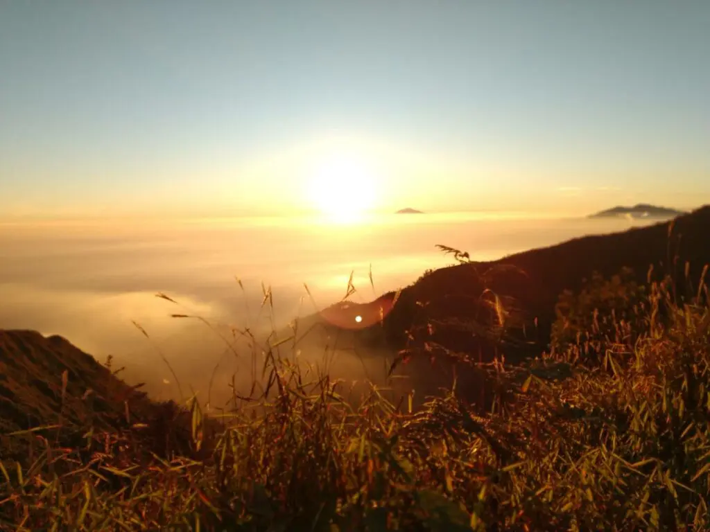 Panorama sunrise dari puncak Gunung Puntang