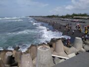 pantai berpasir hitam eksotis