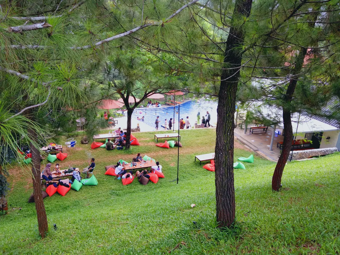 area cafe outdoor dan kolam renang di paradesa park
