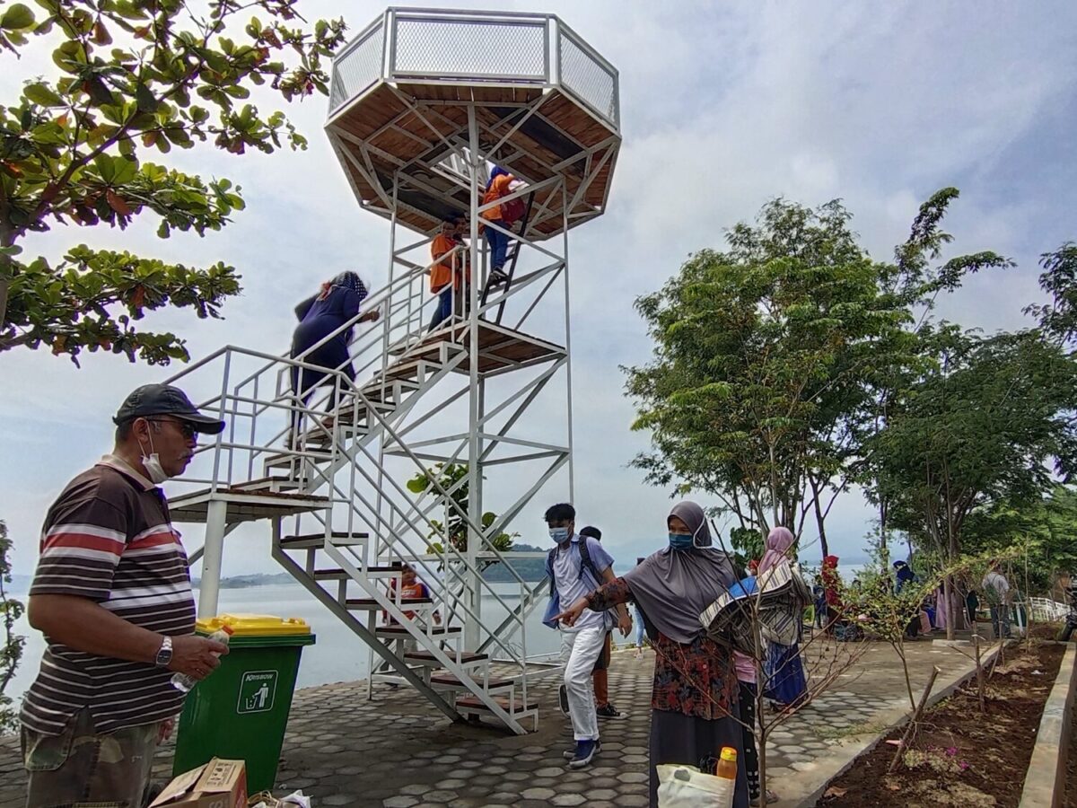 Menaiki gardu pandang