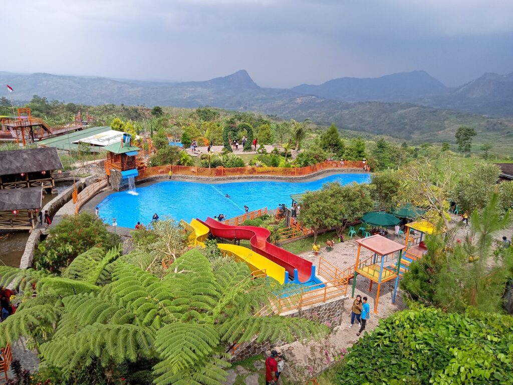 Kolam renang Villa Khayangan Bogor dengan pemandangan perbukitan 
