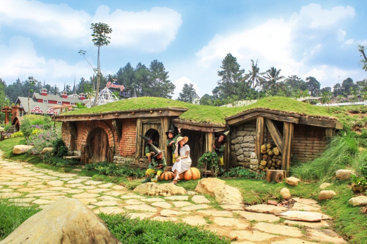 Berfoto dengan kurcaci di magic village Cimory Dairy Farm