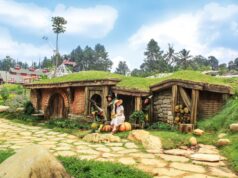 Berfoto dengan kurcaci di magic village Cimory Dairy Farm