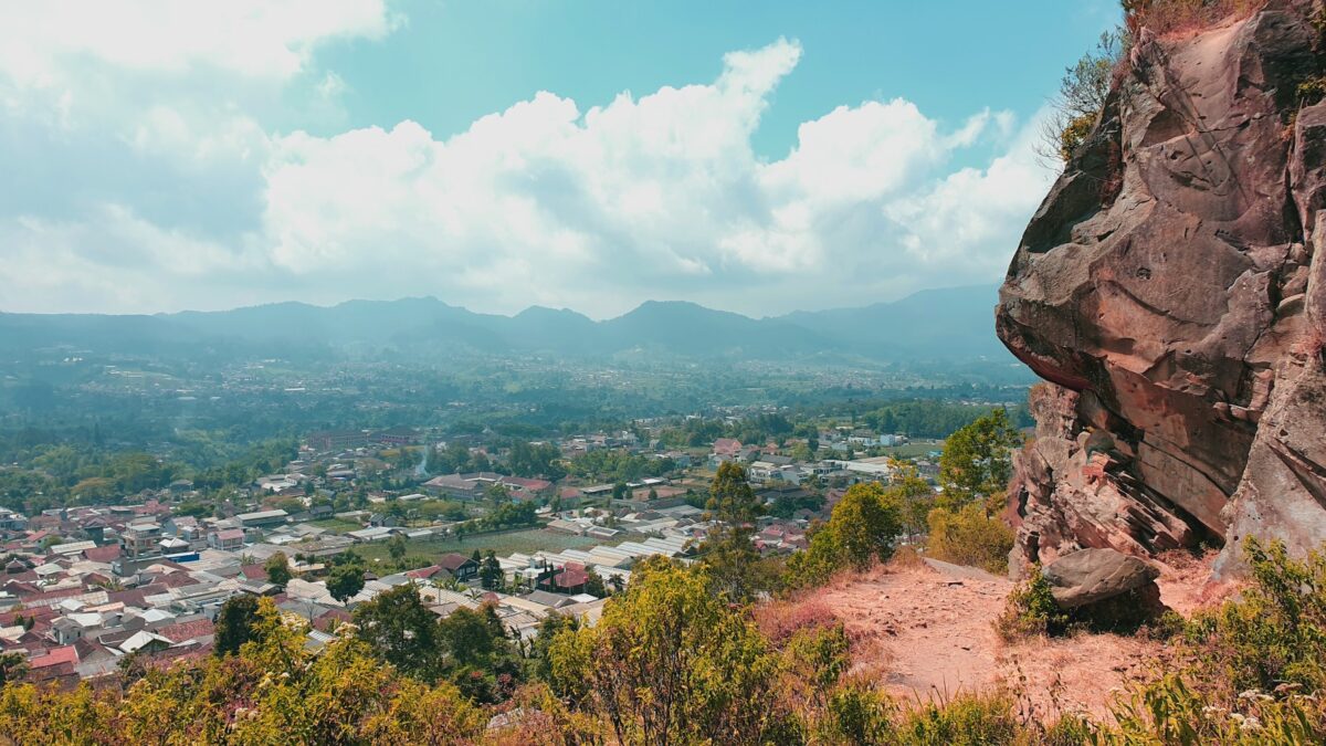 Panorama Sawah dan pemukiman terlihat dari gunung batu