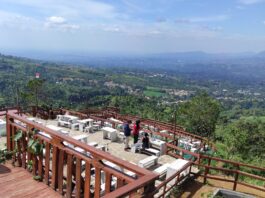 Nongkrong di kaki Gunung Salak