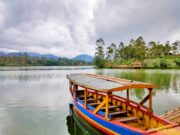 Perahu yang Siap Mengitari Danau