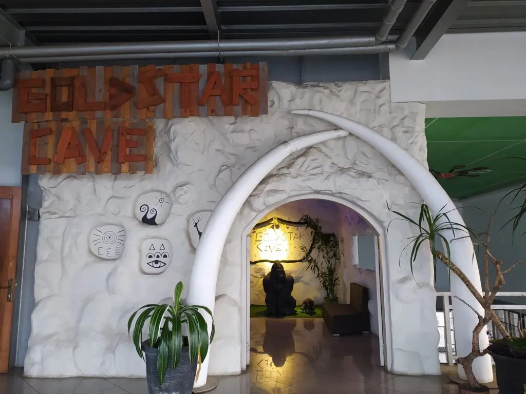 Area makan goldstar 360 berbentuk gua