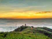 Senja Indah di Puncak Gunung Bendera