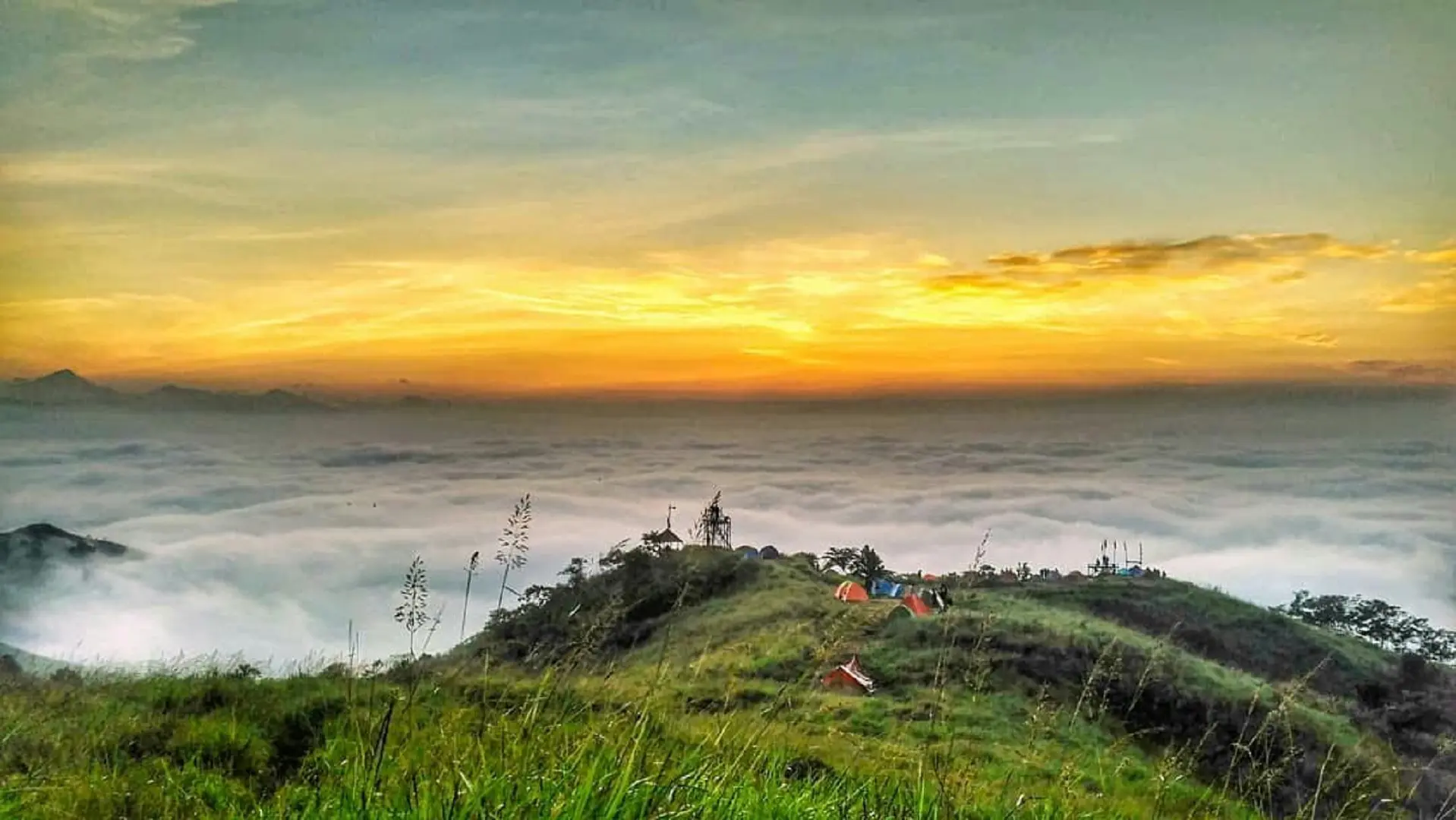 Senja Indah di Puncak Gunung Bendera