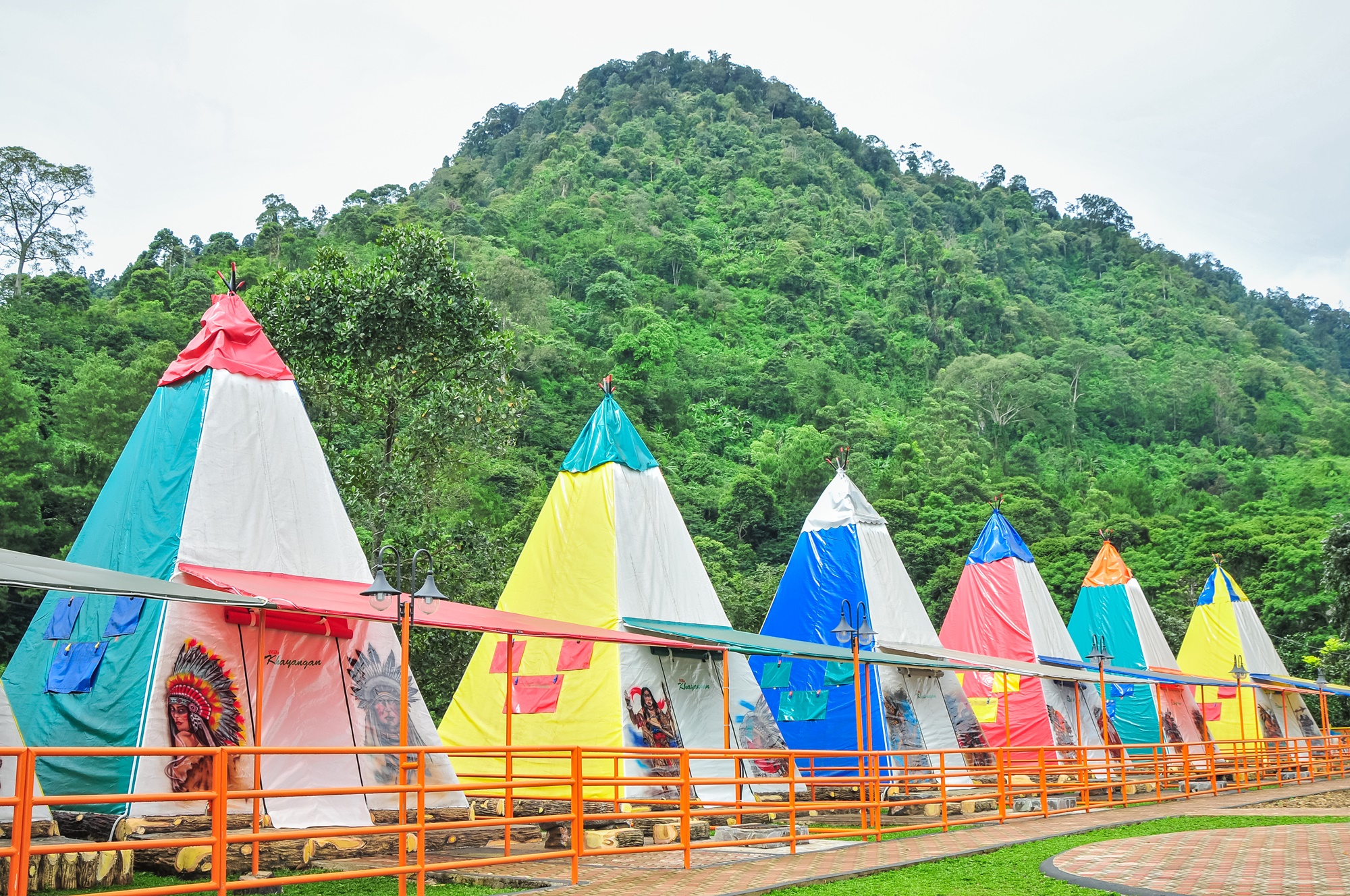 Deretan tenda bernuansa Native American di Villa Khayangan Bogor