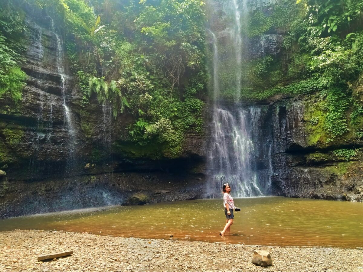 Berpose di depan sepasang curug panganten