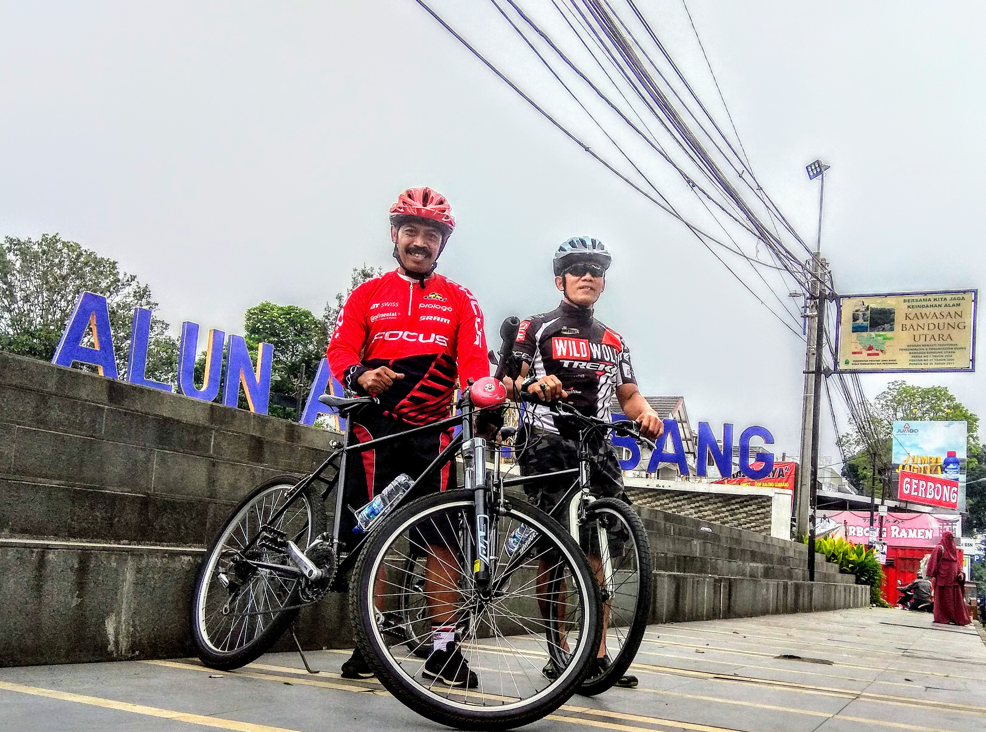 Bersepeda di Alun-Alun Lembang