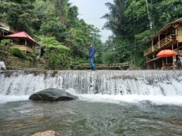 Berpose di bendungan sungai