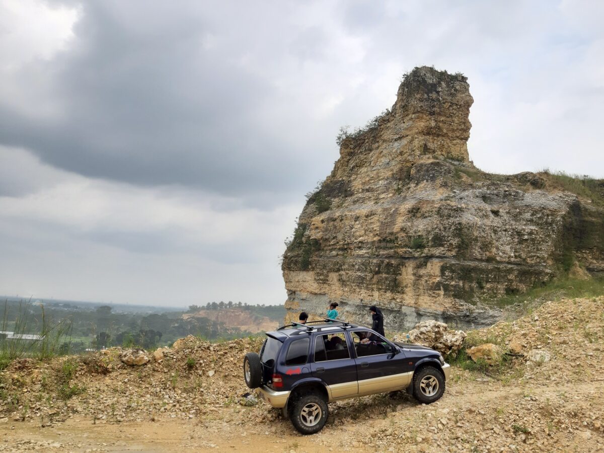 Batu Jempol di atas bukit Gunung Kapur Klapanunggal