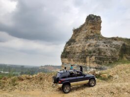 Batu Jempol di atas bukit Gunung Kapur Klapanunggal