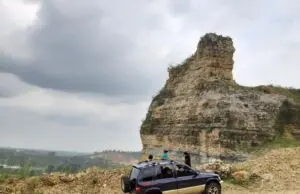 Batu Jempol di atas bukit Gunung Kapur Klapanunggal