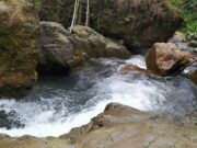 bebatuan di pinggir kolam curug mariuk