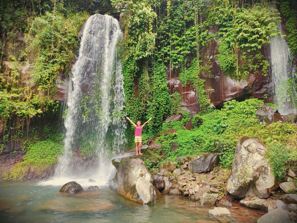Bermain Seru di bawah Air Terjun