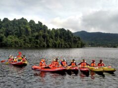 Mengayuh dayung di atas kayak