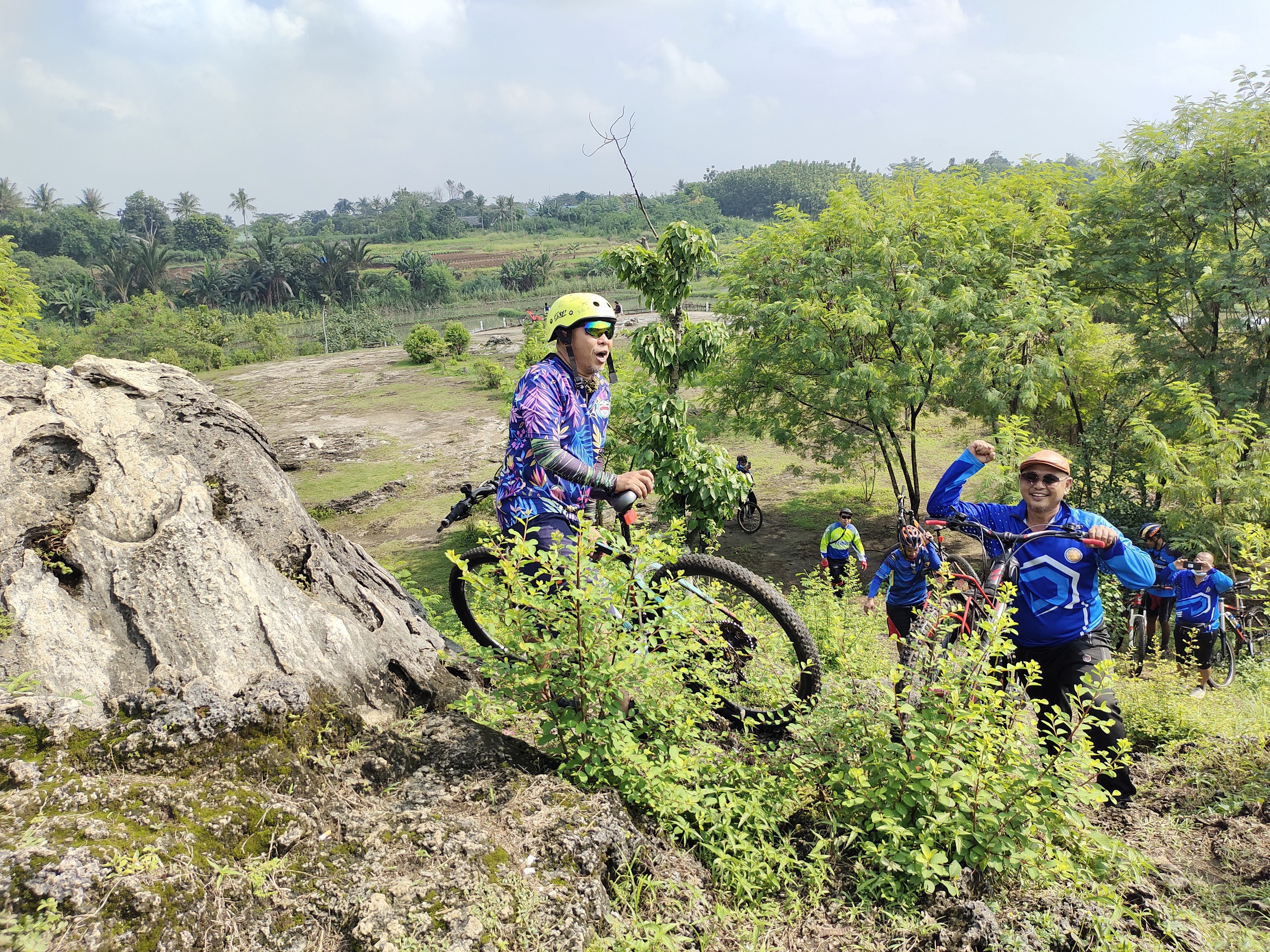 Bersepeda Di Wisata Gunung Peyek Bogor