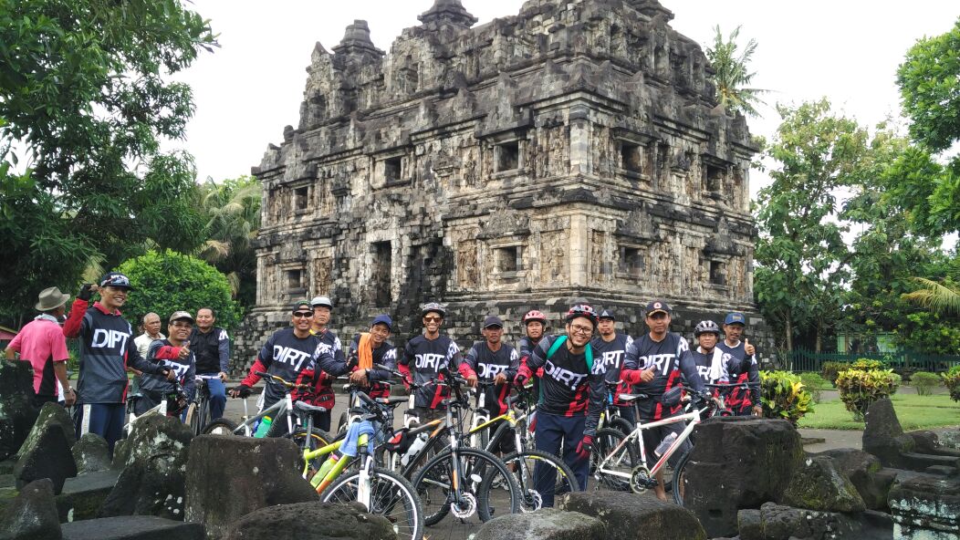Komunitas Sepeda di Candi Sari Yogyakarta