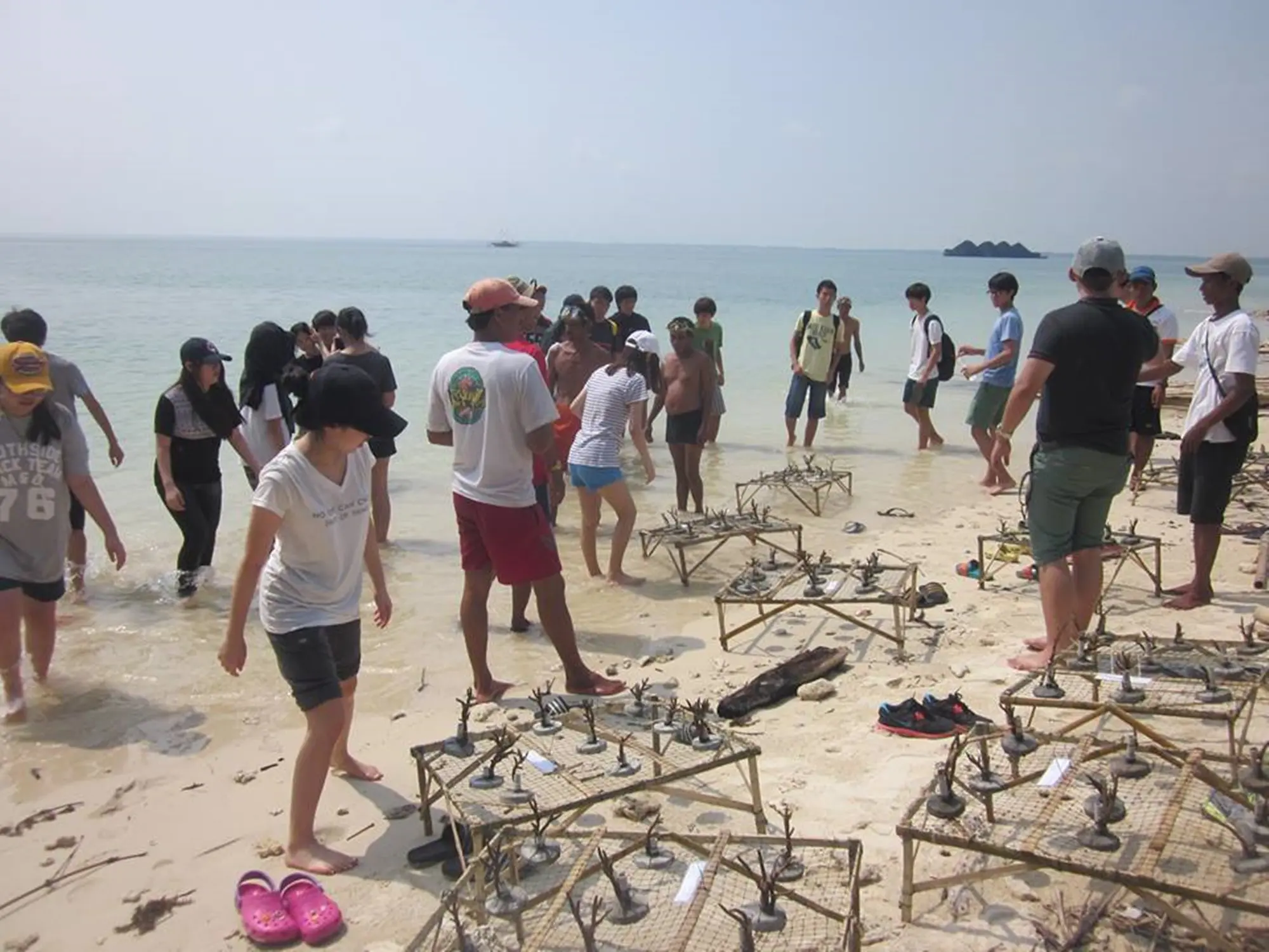 Wisatawan diberi pengarahan mengenai transplantasi terumbu karang