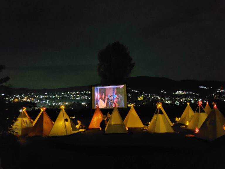 Suasana malam hari Tenda Dibawah Bintang