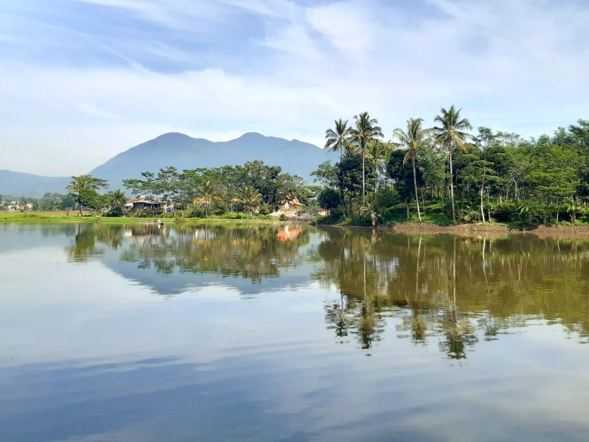 suasana di Situ Cangkuang berlatar gunung