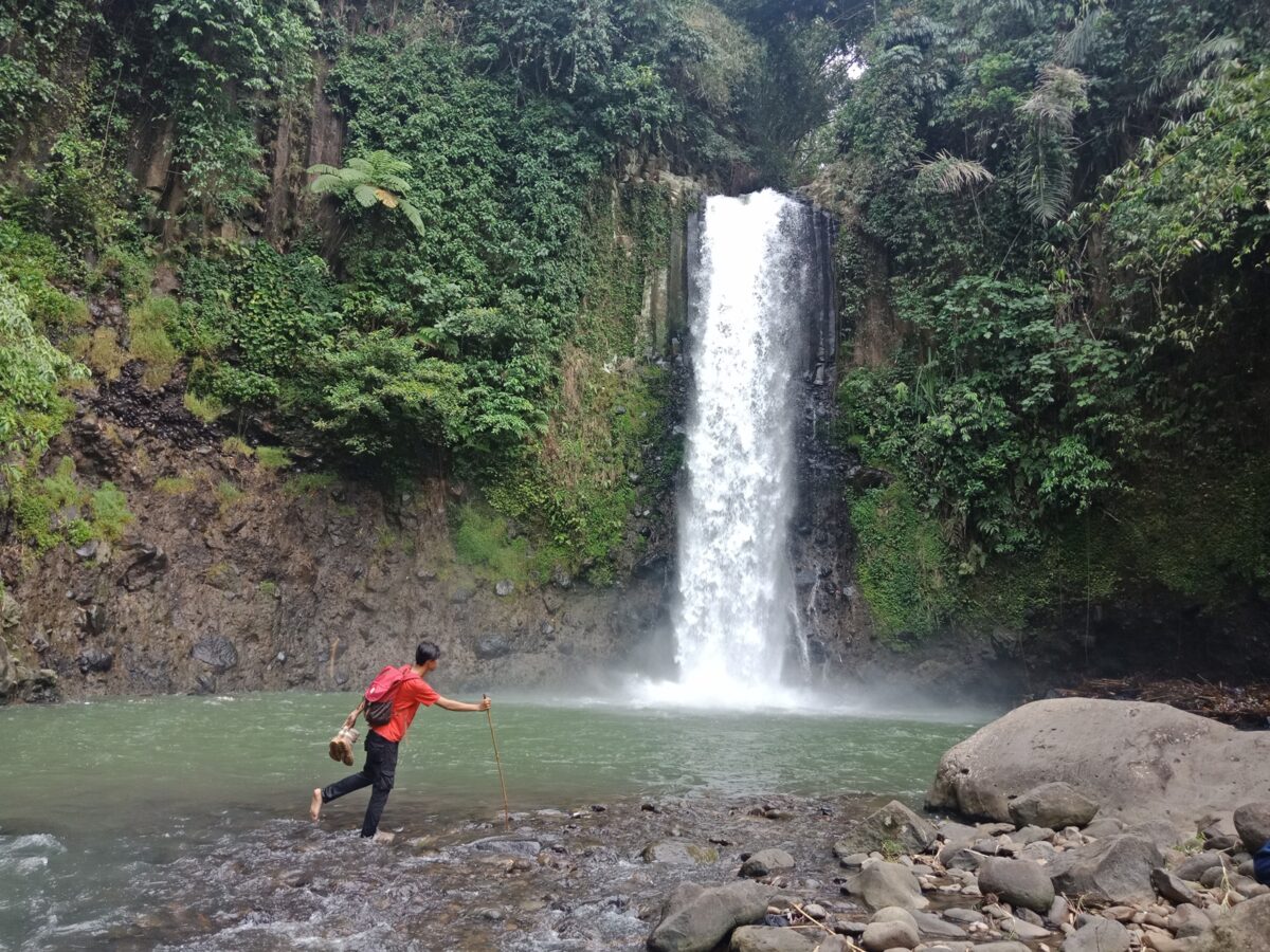 Menikmati air tejrun dari jarak jauh