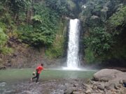 Menikmati air tejrun dari jarak jauh