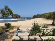 Fasilitas Bangku Panjang Pantai Jungwok