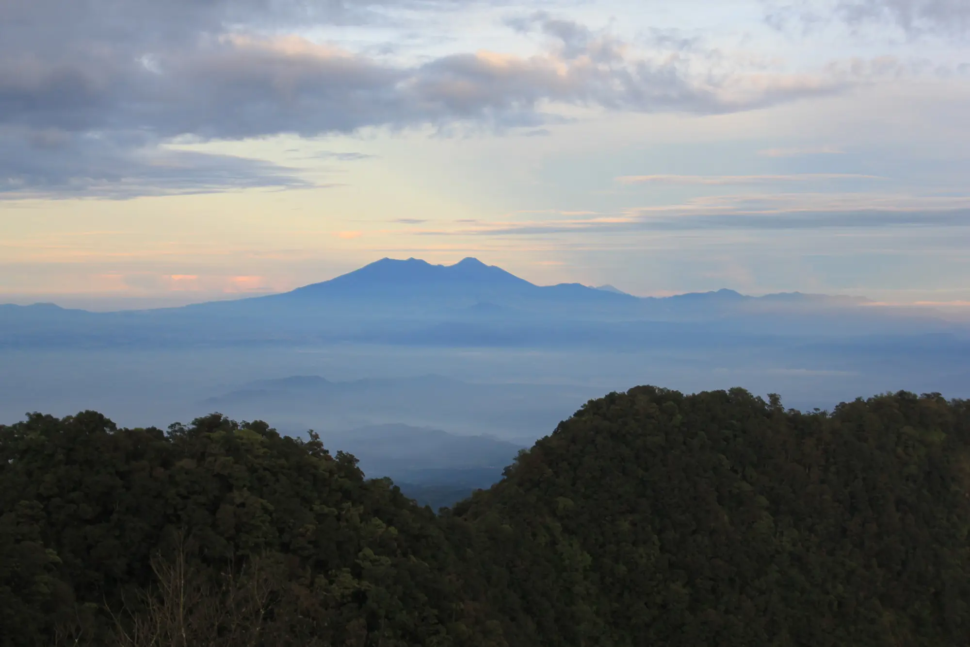 Siluet Pemandangan Gunung Tangkuban Perahu dari Gunung Burangrang