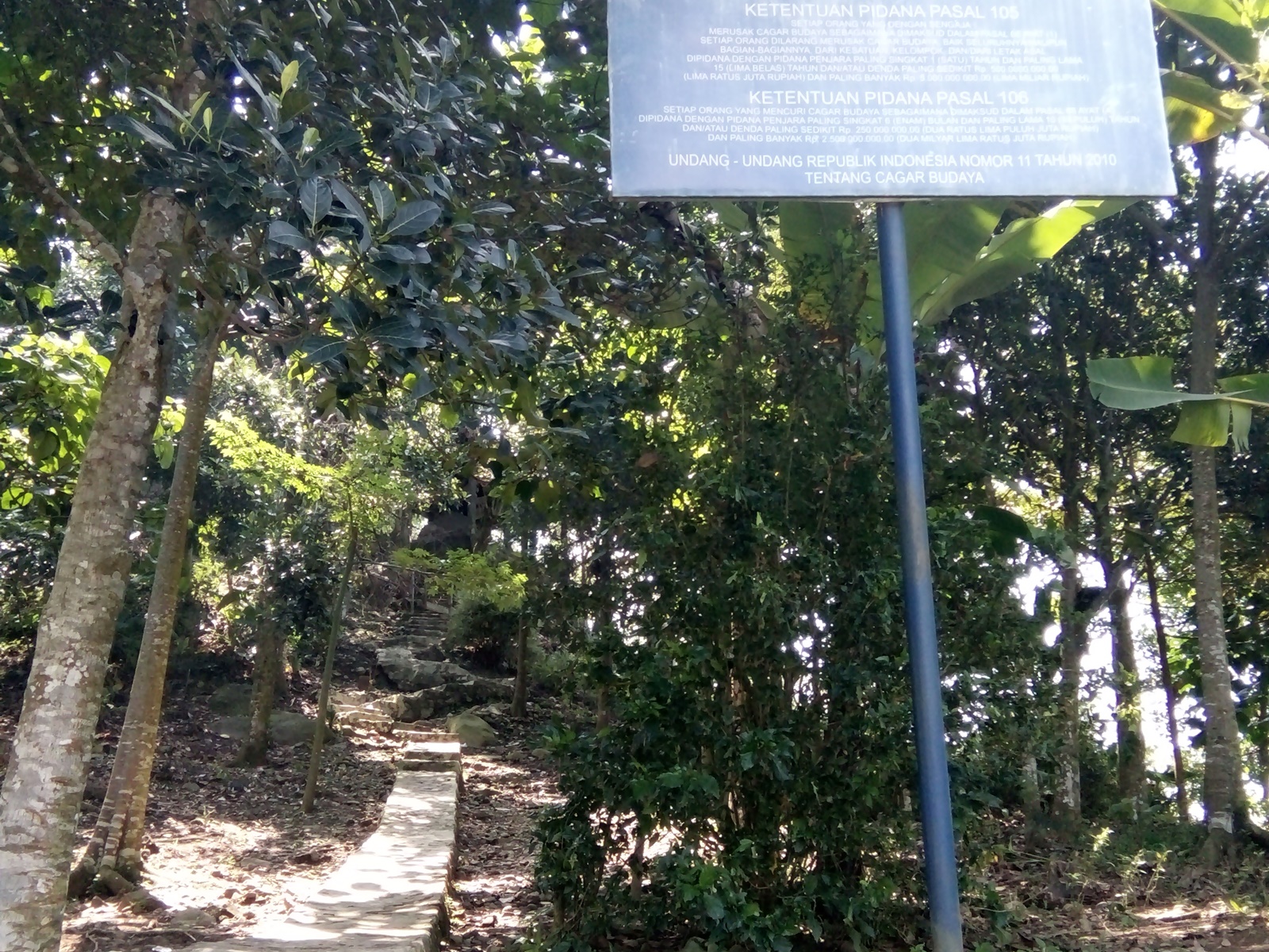 Jalan ke lokasi Prasasti Pasir Awi