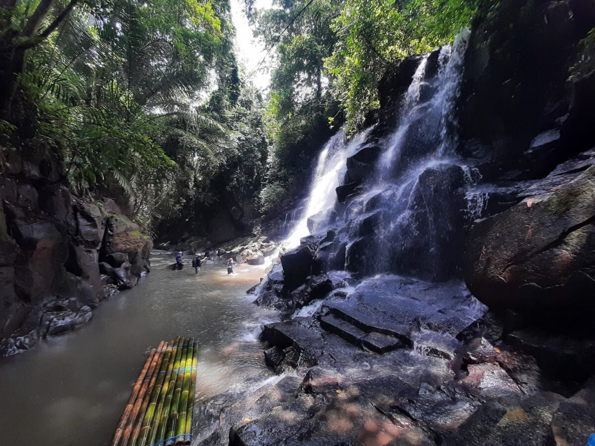 Air terjun di pinggir sungai