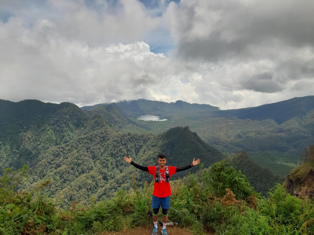 Berpose dengan latar SItu Lembang