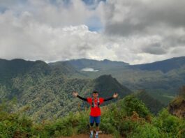 Berpose dengan latar SItu Lembang