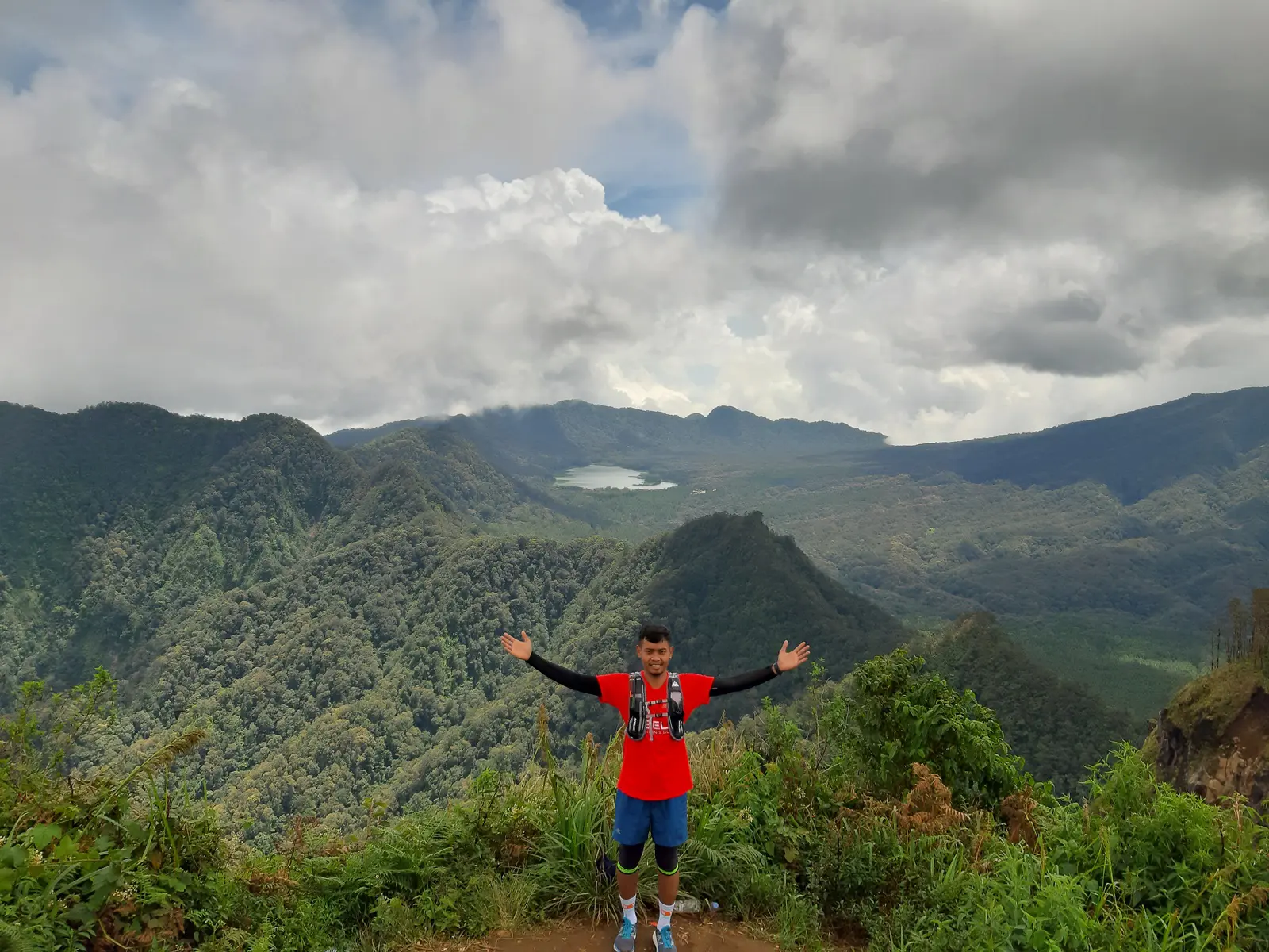 Berpose dengan latar SItu Lembang
