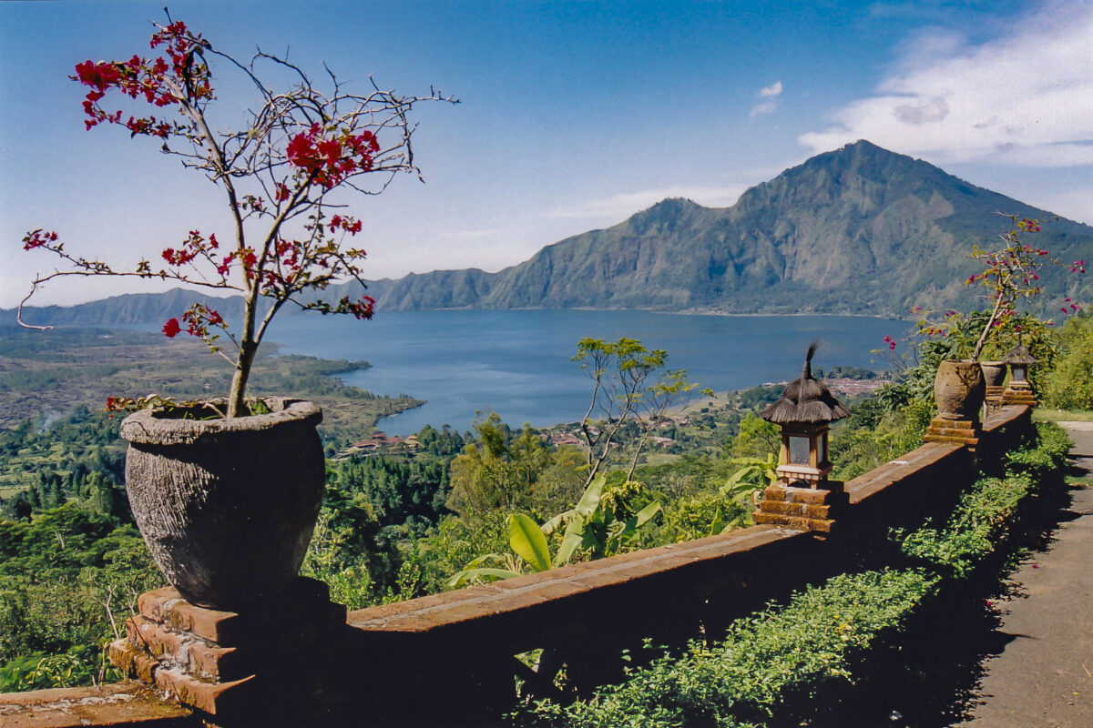 Pemandangan Danau dan Gunung Batur Bali