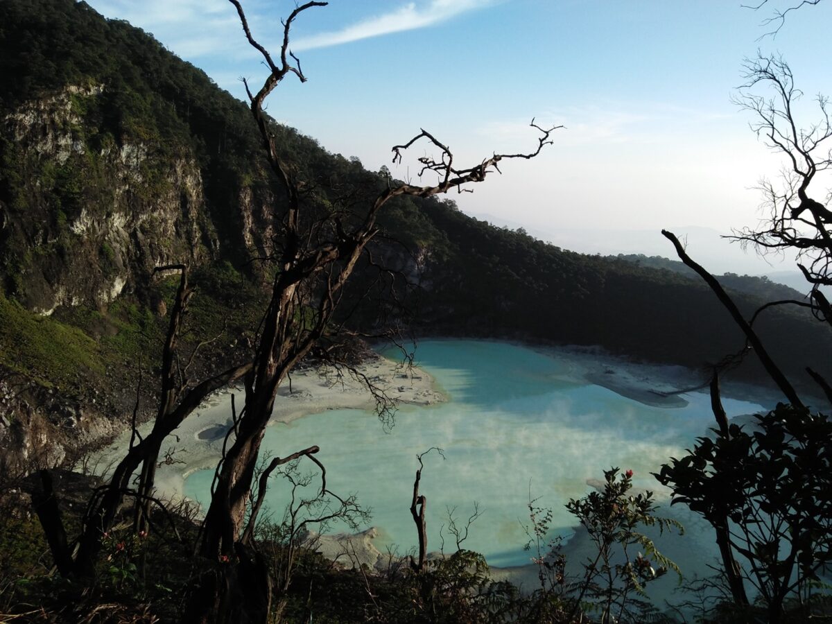Kawah Putih terlihat dari Sunan Ibu Gunung Patuha