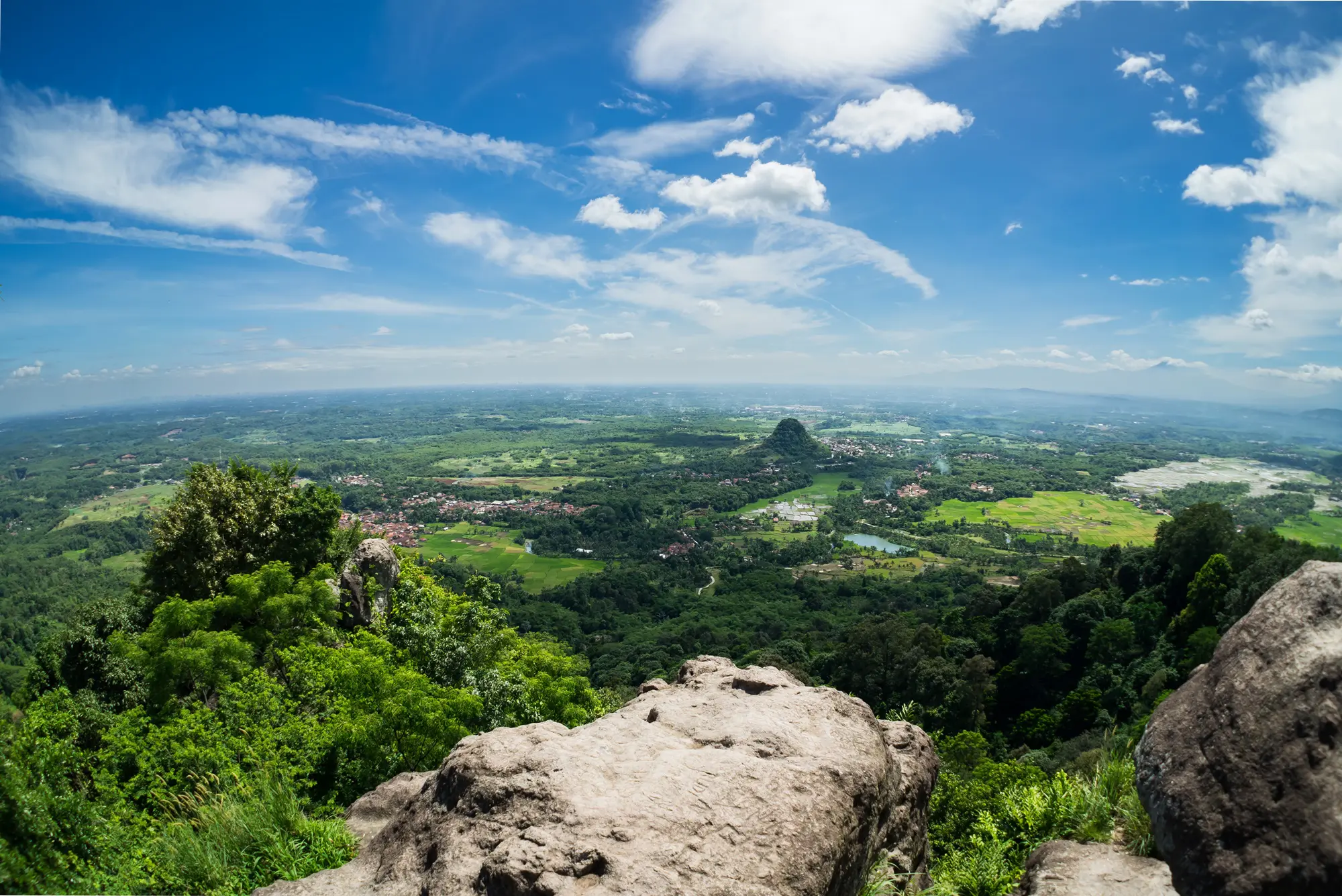 Panorama Bogor dari puncak Gunung Munara