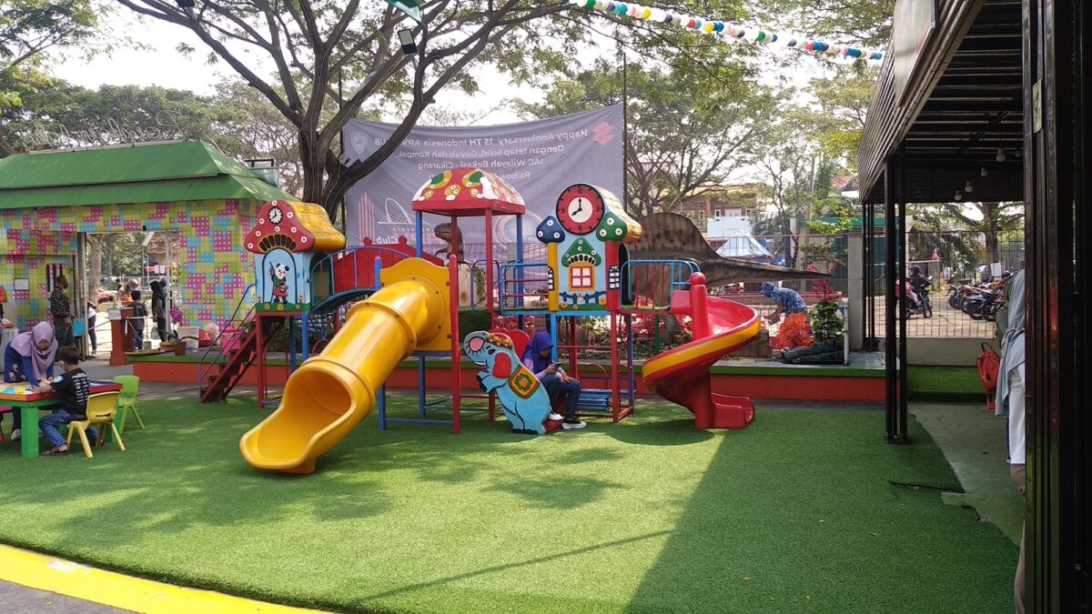 Arena Playground Di Rainbow Lake