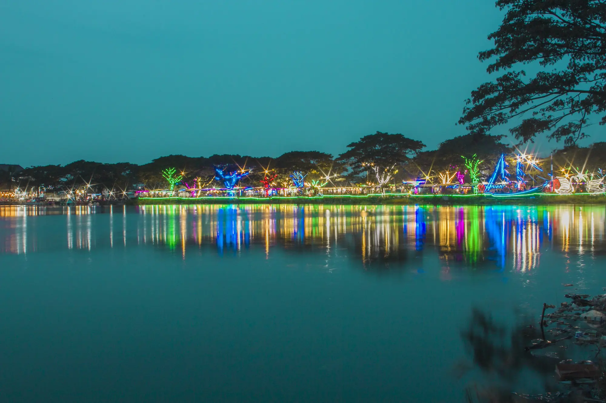 Meriahnya Rainbow Lake pada malam hari