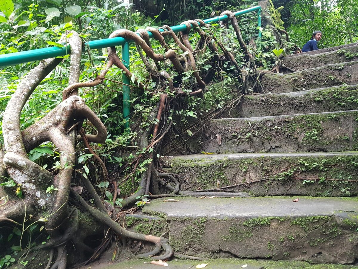Jalur tangga menuju air terjun