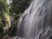 Jalan ekstrem untuk mencapai curug