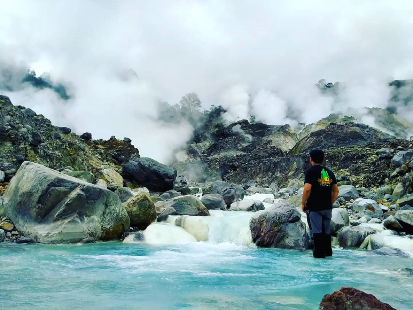 Warna Air di Kawah Ratu yang Kebiruan