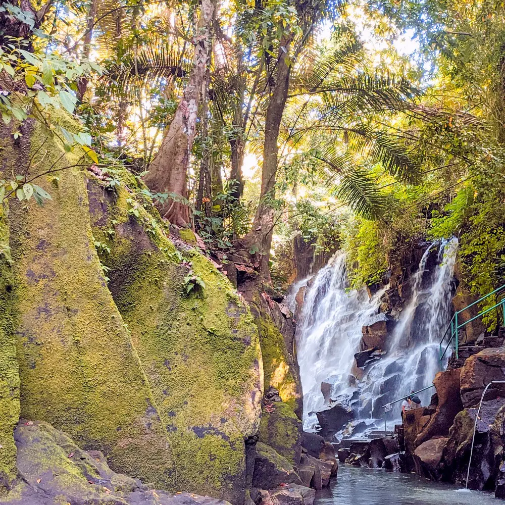 aliran air terjun kanto lampo dengan bebatuan padas raksasa